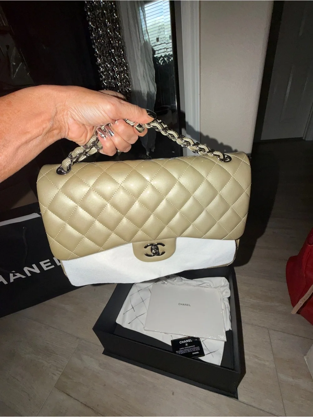 CHANEL Quilted Flap Shoulder Bag in patent leather silver pewter